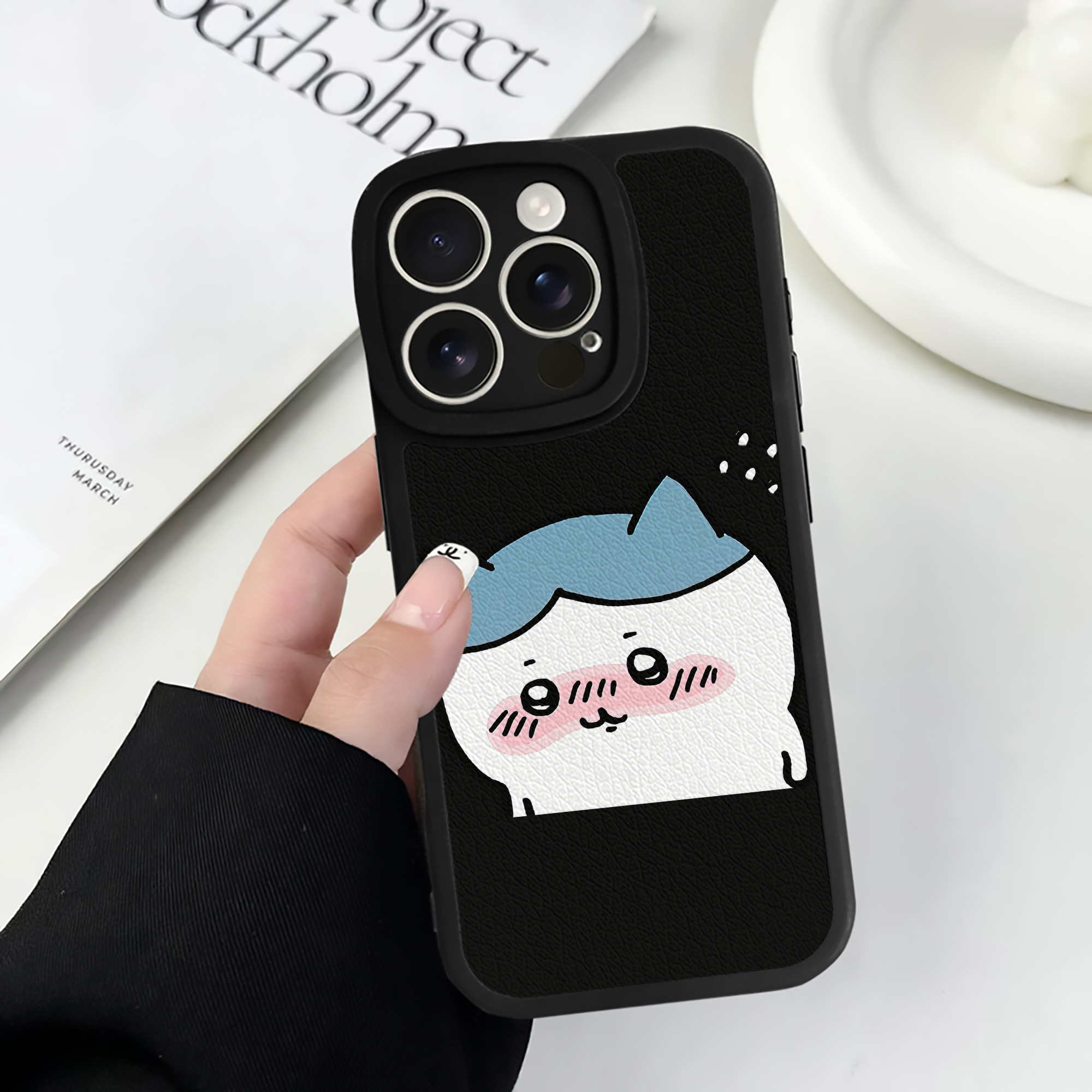 （画像用） ちいかわ ハチワレ Chii-kawa hachiware 【iPhone 16シリーズ対応】シリコンスマホケース（レザー調） 材質：シリコン